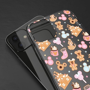 Puede incluir: Una funda transparente para teléfono con un diseño festivo que presenta a Mickey Mouse, galletas de jengibre, bastones de caramelo y otros elementos de temática navideña. La funda está diseñada para un teléfono inteligente con un recorte para el objetivo de la cámara.