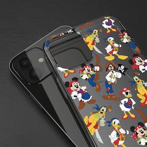 Puede incluir: Funda transparente para teléfono con un diseño colorido de temática pirata con personajes de dibujos animados. La funda muestra personajes como Mickey Mouse, Donald Duck y Goofy vestidos de piratas, con espadas y banderas piratas.