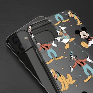 Puede incluir: Una funda transparente para teléfono con un patrón colorido de los personajes de Mickey Mouse, Donald Duck y Goofy. La funda tiene un fondo negro con estrellas blancas.