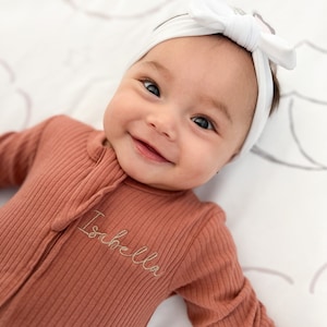 Pijama personalizado com zíper para bebê, pijama orgânico personalizado, pijama bordado, bordado personalizado, pijama bordado para bebê
