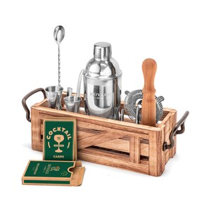 K&ouml;nnte beinhalten: Eine Holzkiste gef&uuml;llt mit einem Cocktailshaker, einem Jigger, einem Barl&ouml;ffel, einem St&ouml;&szlig;el, einem Cocktailsieb und einem Satz Cocktailrezeptkarten. Die Kiste ist mit "Royal Mix" beschriftet und die Karten mit "Cocktail Cards".