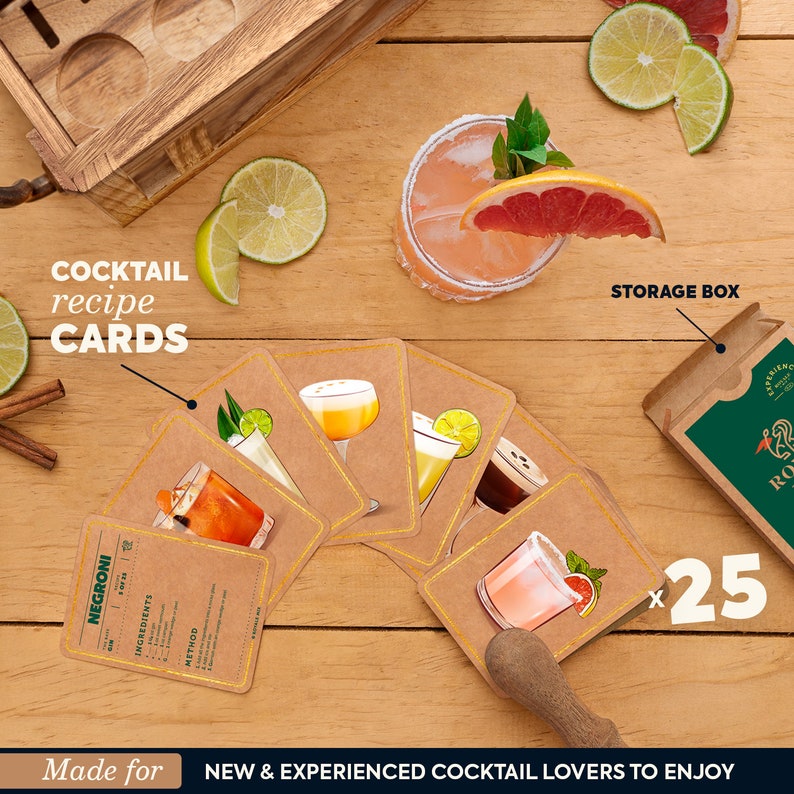 K&ouml;nnte beinhalten: Ein Set mit 25 Cocktail-Rezeptkarten mit einer Holzschachtel. Die Karten sind braun mit goldenen Akzenten und zeigen Illustrationen von Cocktails. Die Schachtel ist gr&uuml;n mit einem goldenen Logo. Der Text auf den Karten lautet "Cocktail-Rezeptkarten" und "Geeignet f&uuml;r Anf&auml;nger und erfahrene Cocktail-Liebhaber".