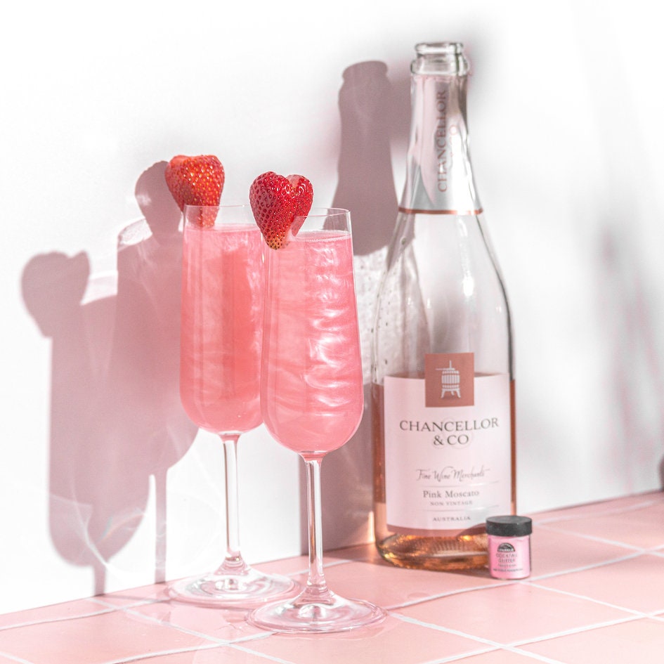 Photo Deux Cocktails Roses Avec Des Paillettes D'or Et Une Guimauve Sur Le  Dessus Ai Généré