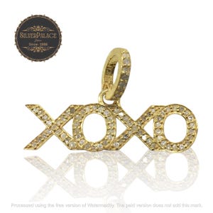 Pingente XOXO com diamantes pavê, Pingente XOXO com diamantes pavê, Pingente de abraço e beijo em ouro vermeil, Colar com símbolo do amor, Presente delicado para ela.
