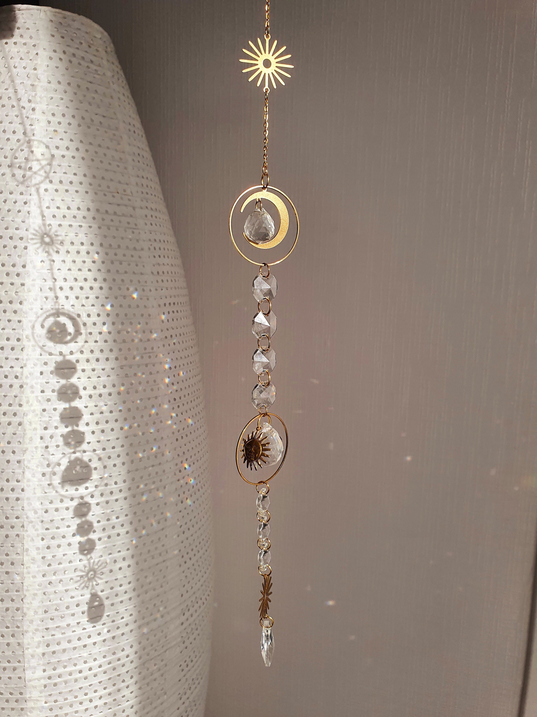 Suncatcher Moon en Cristal avec Ses Perles, Ornements Laitons et Cristaux Forme de Boules Gouttes