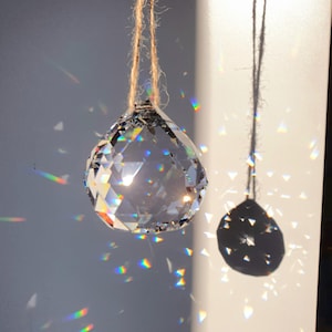 Suncatcher - Grande boule à facettes -  Cristal Attrape soleil  - Prisme Arc en ciel – Feng Shui - Décoration à suspendre