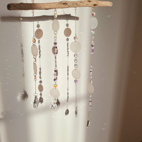 MAKA Attrape soleil cristal et bois flotté, perles améthystes roulées et coquilles de Capiz - Décoration zen