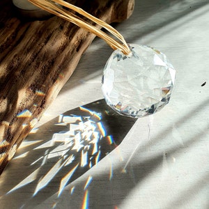 Suncatcher - Grande boule à facettes -  Cristal Attrape soleil  - Prisme Arc en ciel – Feng Shui - Décoration à suspendre