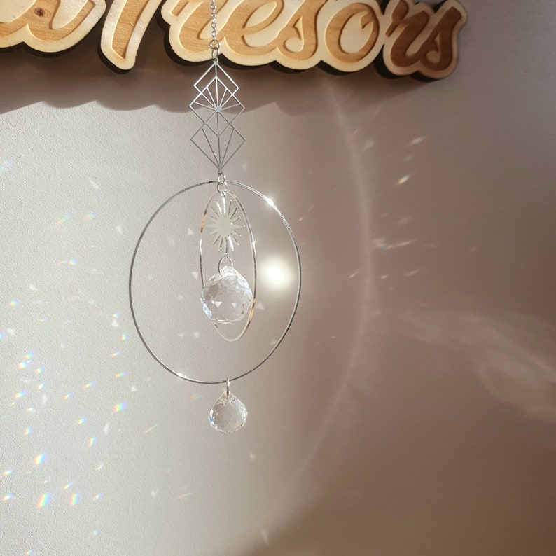 cadeau de noel pour femme qui aime la décoration. suncatcher en cristal fabriqué en france. artisanat francais, mobile feng shui, petite boule disco qui projette des points de lumière