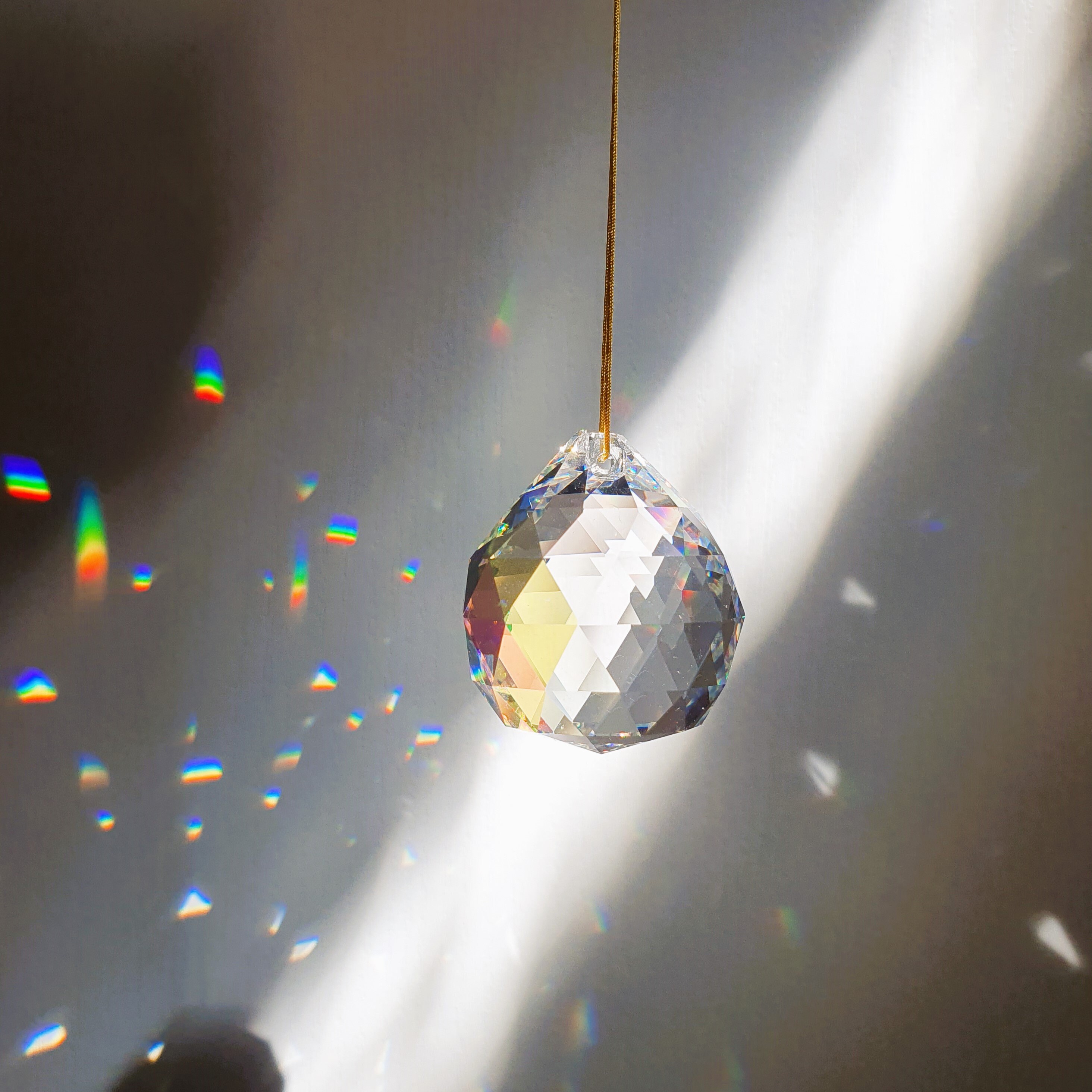 Suncatcher Boule Cristal à Facettes 30 Mm AB Aurore Boréal Fourniture  Attrape-soleil DIY Ou Mobile Boule Disco 