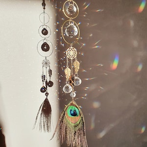 Suncatcher Feng Shui avec plumes de paon COLLAB PLUMEELOJUJUHATS - Home decor - Porte-bonheur pour maison - Prospérité et énergies positives