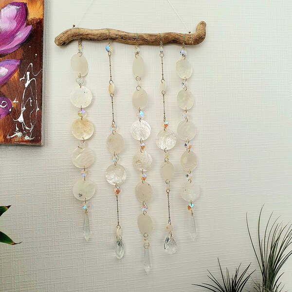 Mobile bois et cristal suncatcher avec coquilles de Capiz - Décoration nature à suspendre pour un intérieur zen - Sea decor