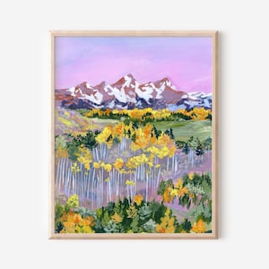 以下が含まれることがあります： ピンク色の空の下、雪をかぶった山脈を描いた額入りの風景画。前景には、黄色と緑の木々の森があり、紫と緑の植生の野原があります。