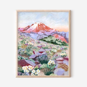 以下が含まれることがあります： 雪を頂いた山を描いた額入りの風景画。 ピンク、紫、緑、白の色使いで、前景には野花と岩が描かれています。 絵は明るい木製のフレームに入っています。