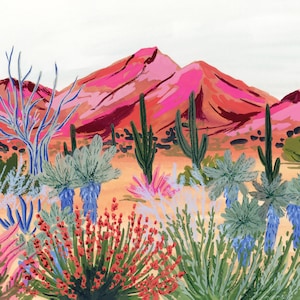 Op de afbeelding: Een aquarel schilderij van een woestijnlandschap met roze bergen, cactussen en verschillende woestijnplanten. Het schilderij toont een verscheidenheid aan kleuren, waaronder roze, groen, blauw en geel.