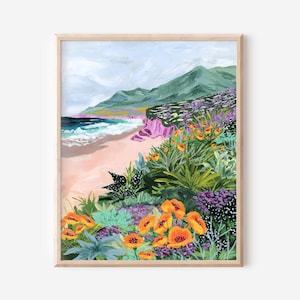 K&ouml;nnte beinhalten: Gerahmter Kunstdruck einer K&uuml;stenlandschaft. Das Kunstwerk zeigt einen Strand mit Wellen, einen Sandstrand und gr&uuml;ne Berge im Hintergrund. Der Vordergrund zeigt leuchtend orange und violette Blumen.