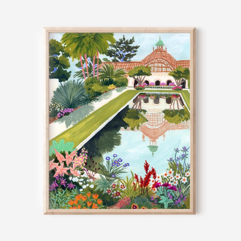 Puede incluir: Una impresi&oacute;n art&iacute;stica enmarcada de una escena de jard&iacute;n. La obra de arte representa un edificio con un tejado rojo y una piscina reflectante. La exuberante vegetaci&oacute;n y las coloridas flores rodean el edificio y la piscina, con palmeras y otras plantas.