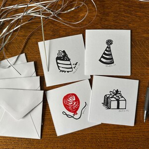 Set di 4 mini biglietti di compleanno; fetta di torta, palloncino rosso, cappello da festa, regalo, stampe originali in linoleum fatte a mano