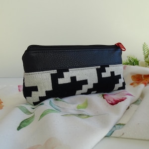 Sac fourre-tout en tissu de laine noir et blanc et simili cuir noir, trousse de maquillage, étui à crayons, étui à crayons, unique, fait main