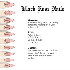 Peut inclure: Un tableau montrant diff&eacute;rentes tailles d'ongles en millim&egrave;tres, allant de 8 mm &agrave; 18 mm. Le tableau est intitul&eacute; "Black Rose Nailz" et comprend des instructions pour mesurer la taille des ongles et une section pour les tailles personnalis&eacute;es.