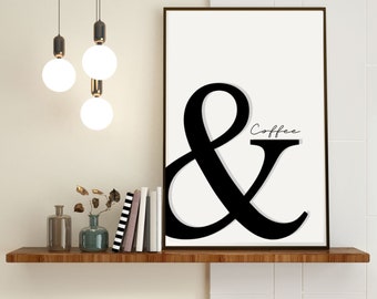 Puede incluir: Impresión en blanco y negro con un gran símbolo de ampersand y la palabra "Coffee" en escritura cursiva. La impresión está enmarcada y colgada en una pared blanca sobre un estante con un jarrón de ramas secas y dos botellas de vidrio.
