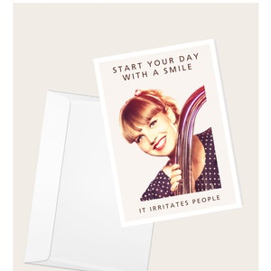 Tarjeta de felicitación vintage con la frase “Comienza el día con una sonrisa, eso irrita a la gente” / Chica retro / Pin Up / Tarjeta en blanco