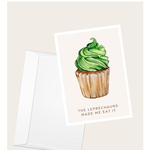 Tarjeta de felicitación con cupcake verde “Los duendes me obligaron a comerlo” / Día de San Patricio / Irlandés / Comida y postres / Elegante tarjeta en blanco