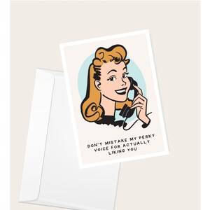 Vintage femme au téléphone « Ne vous méprenez pas sur ma voix gaie pour vous aimer vraiment » Carte de vœux | Carte humoristique | Anniversaire | Carte de correspondance vierge