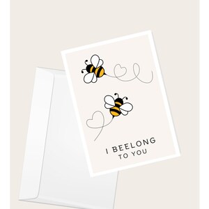 Bumble Bees in Love „I Beelong To You” Karta okolicznościowa | Walentynki | Rocznica | Miłość i romans | Owad | Elegancka pusta kartka z notatkami
