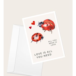 Cartão de felicitações Lady Bug Beetles in Love “All You Need Is Love” | Dia dos Namorados | Aniversário | Amor e Romance | Cartão de Nota em Branco Elegante