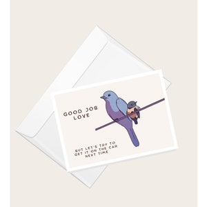 Mamma uccello e uccellino su una linea telefonica "Bel lavoro amore, ma proviamo a metterlo sulla macchina la prossima volta" Biglietto di auguri / Biglietto vuoto
