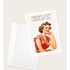 Donna d'epoca "A volte bevo acqua solo per sorprendere il mio fegato" Biglietto d'auguri / Casalinga retrò / Biglietto vuoto