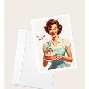 Donna d'epoca che tiene una torta con candele "Blow Me" biglietto di auguri / Pin Up / Compleanno / Anniversario / Biglietto di auguri vuoto umoristico