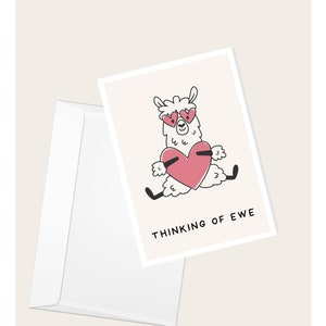 Cartão de saudação Sheep Holding A Heart “Thinking Of Ewe” | Dia dos Namorados | Melhoras | Condolências | Cartão de nota em branco