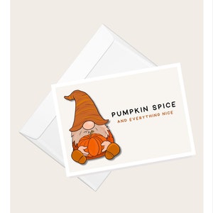 Gnomo autunnale che tiene una zucca "Zucca speziata e tutto il bello" Biglietto di auguri / Halloween / Ringraziamento / Biglietto di auguri vuoto umoristico