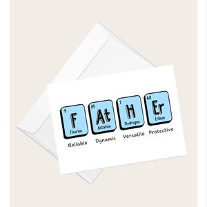 Può includere: Un biglietto di auguri bianco con la parola "FATHER" scritta usando elementi della tavola periodica. Il biglietto è accompagnato da una busta bianca. Gli elementi sono in riquadri blu con testo nero e il biglietto recita "Affidabile, Dinamico, Versatile, Protettivo".