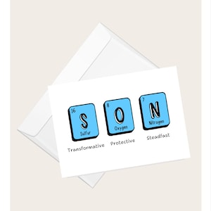 Può includere: Un biglietto di auguri bianco con la parola "SON" scritta usando elementi della tavola periodica. Il biglietto è accompagnato da una busta bianca. Gli elementi sono zolfo, ossigeno e azoto.