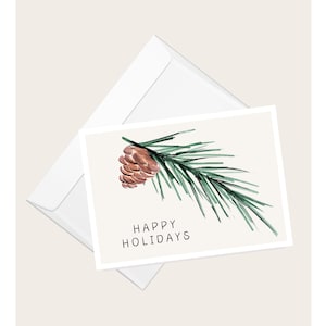 Może przedstawiać: Biała koperta z kartką świąteczną w środku. Kartka zawiera akwarelowy rysunek gałązki sosny z szyszką i tekstem "Wesołych Świąt".