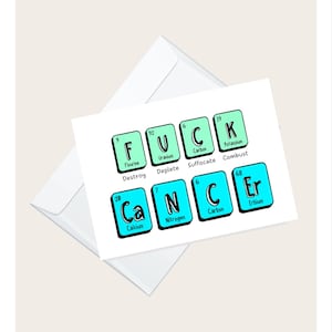Può includere: Un biglietto di auguri bianco con le parole "FUCK CANCER" scritte usando elementi della tavola periodica. Il biglietto è in una busta bianca, con il testo in nero e le caselle degli elementi in verde acqua.