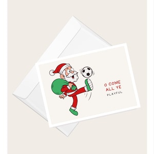 Papai Noel Jogando Futebol “O Come All Ye Playful” Cartão de Saudação | Cartão de Natal Humorístico | Cartão de Nota Elegante em Branco