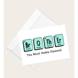 Può includere: Un biglietto di auguri bianco con la parola "BROTHER" scritta usando elementi della tavola periodica. Il biglietto presenta il testo "The Most Noble Element" sotto gli elementi ed è accompagnato da una busta bianca.