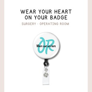 Peut inclure: Un enrouleur de badge circulaire blanc avec les lettres turquoise OR et le texte noir Where scars are born au centre. Au-dessus, le texte indique WEAR YOUR HEART ON YOUR BADGE suivi de SURGERY · OPERATING ROOM.