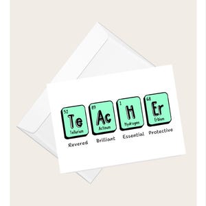 Può includere: Un biglietto di auguri bianco con la parola "TEACHER" scritta con elementi della tavola periodica. Il biglietto, di colore verde acqua e nero, riporta le parole "Revered, Brilliant, Essential, Protective" in basso. C'è una busta bianca dietro il biglietto.