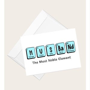 Può includere: Un biglietto di auguri bianco con la parola "Husband" scritta con elementi della tavola periodica. Il biglietto include il testo "The Most Noble Element" ed è accompagnato da una busta bianca.