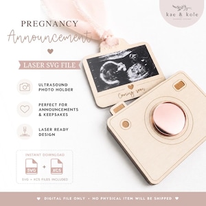 Pode incluir: Suporte para fotos de ultrassom em madeira em forma de câmera com lente em ouro rosa. O suporte tem uma foto de um bebê e as palavras "Coming soon...". O texto "Pregnancy Announcement" está no topo. Design pronto para laser.
