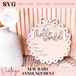 Puede incluir: Un letrero de anuncio de bebé de madera con las palabras "Hello World" en una fuente de escritura. El letrero tiene un borde festoneado y un lazo en la parte superior. Incluye espacios para escribir la fecha, la hora, el peso y la longitud del bebé. También están presentes las palabras "Vintage" y "New Baby Announcement".