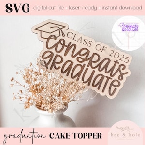 May include: Wooden cake topper with the text "Class of 2025 Congrats Graduate" in a cursive font. The topper features a graduation cap and is ideal for a graduation party.