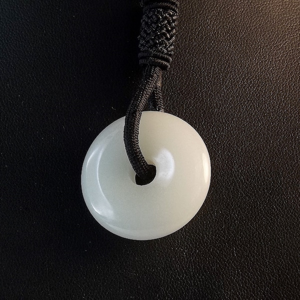 PI Chinois - Pendentif donut phosphorescent avec son cordon noir ajustable, pierre synthétique Minéraux