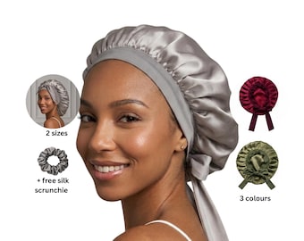 Op de afbeelding: Een zilvergrijze satijnen slaapmuts met een brede elastische band en lange strikbanden. De set bevat een bijpassende zilvergrijze scrunchie. Extra ronde inzetstukken tonen de slaapmuts in bordeauxrode en olijfgroene kleurvarianten.