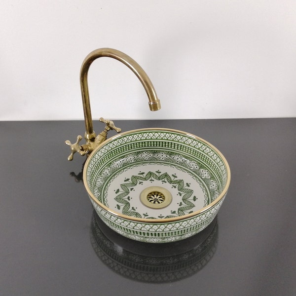 Lavabo de cerámica para baño con borde dorado, vasija marroquí verde y blanca hecha a mano.